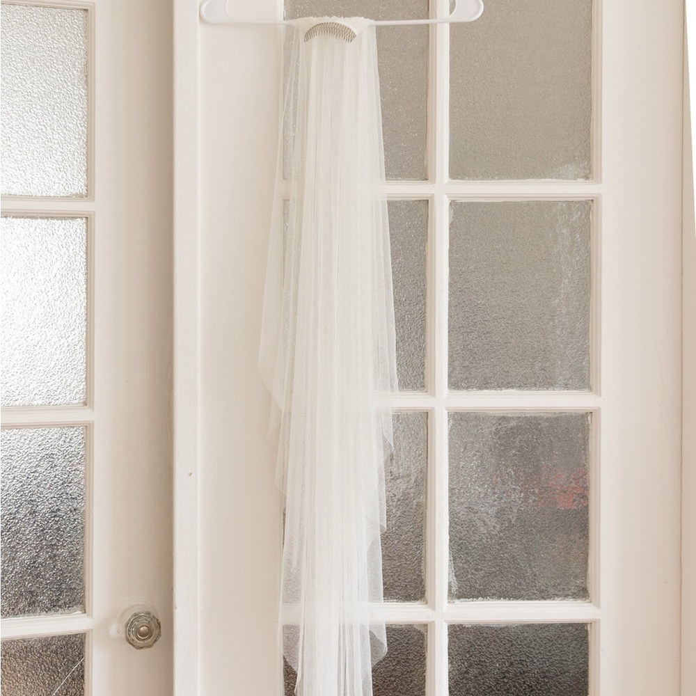 TONI FEDERICI Elegant White Veil